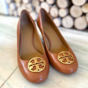 Like New Tory Burch Chelsea Wedge Pump Logo Medallion Camel Leather Women's Sz 9
